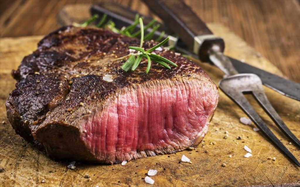 Ο λόγος που πρέπει να συνδυάζετε το κόκκινο κρέας με… κόκκινο κρασί