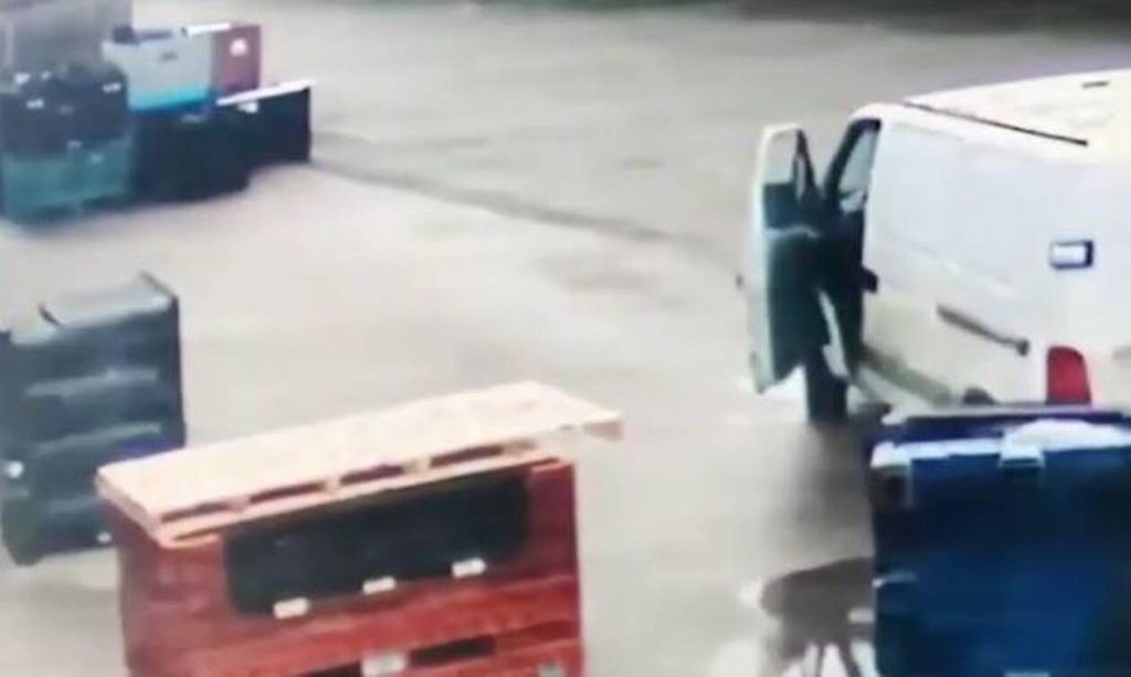 Ληστής πήγε να κλέψει κι έφυγε με… άδεια χέρια και σπασμένα πόδια (βίντεο)