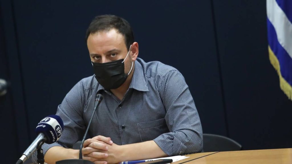 Το «τερμάτισε» ο Γ.Μαγιορκίνης – Μπήκε στην κουζίνα φορώντας… προστατευτική ασπίδα προσώπου (φώτο)