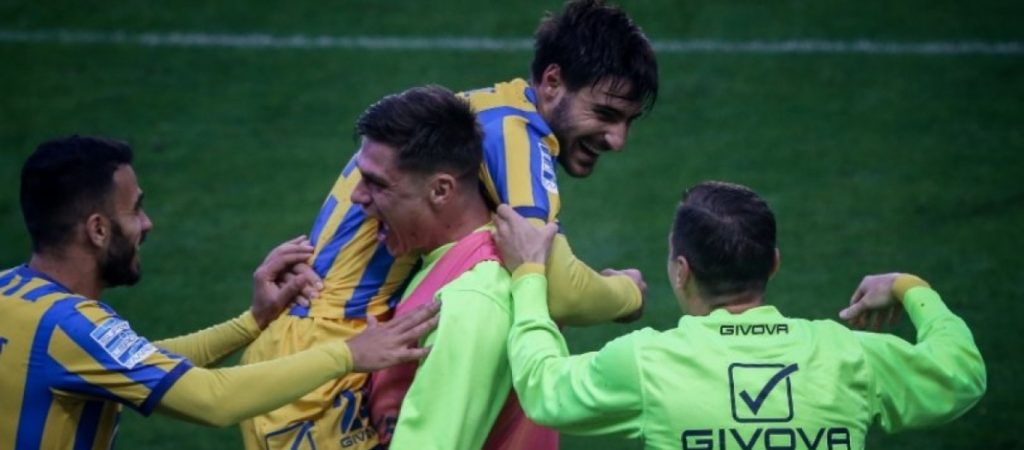 Ελληνικό πρωτάθλημα: Απίθανο γκολ από τον Γ.Μανθάτη – «Κρέμασε» τον αντίπαλό του (βίντεο)