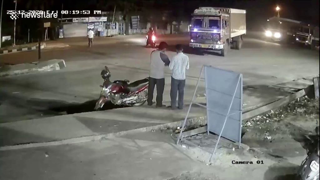 Άνδρες σώθηκαν παρά τρίχα από φορτηγό που πήγε να τους λιώσει (βίντεο)