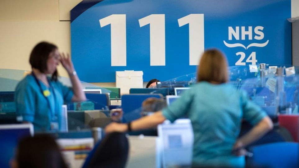Βρετανία: Εξετάζει ακόμα πιο αυστηρά μέτρα η κυβέρνηση αλλά τα σχολεία είναι ανοιχτά