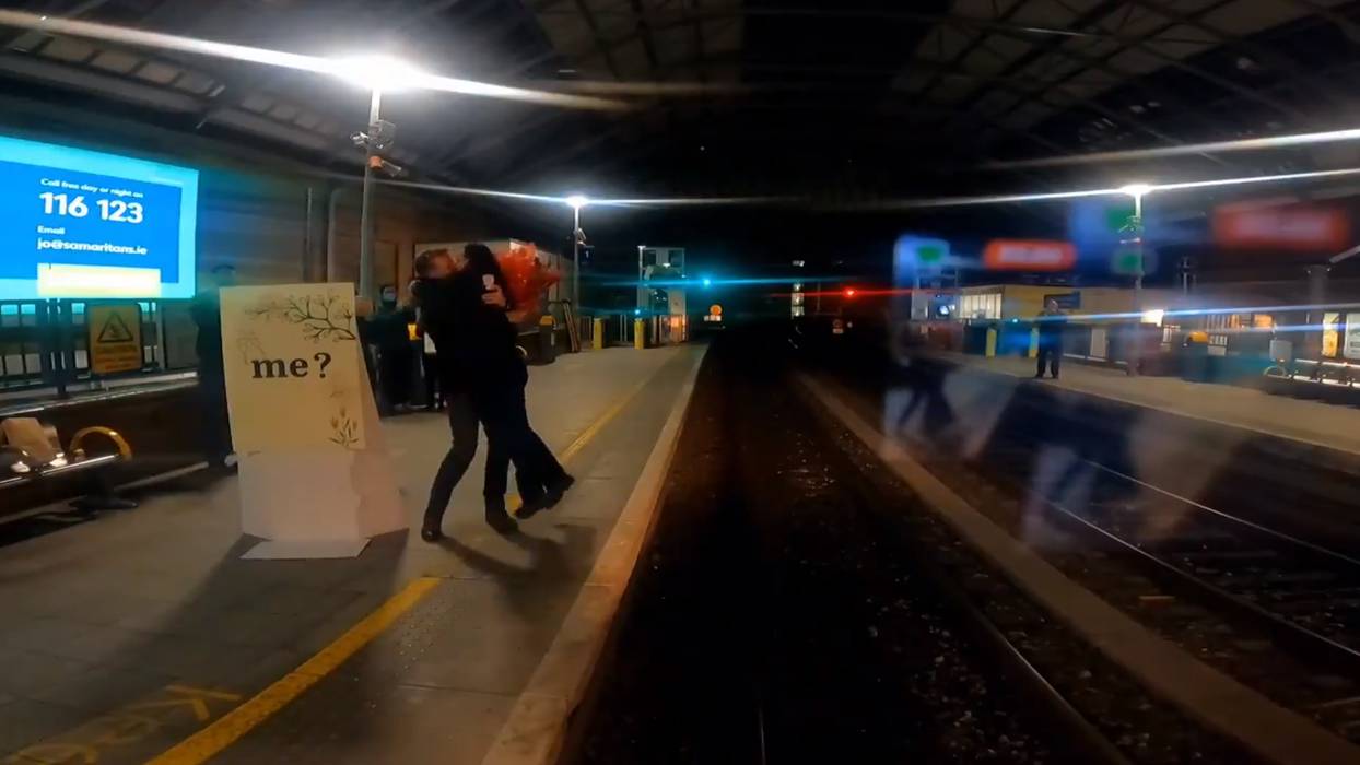 Πρόταση γάμου σε οδηγό τρένου… εν κινήσει (βίντεο)