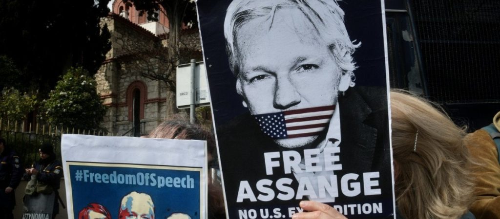 Η ώρα της απόφασης για τον Τ.Ασάνζ και την έκδοσή του στις ΗΠΑ – Αντιμετωπίζει ποινή 175 ετών