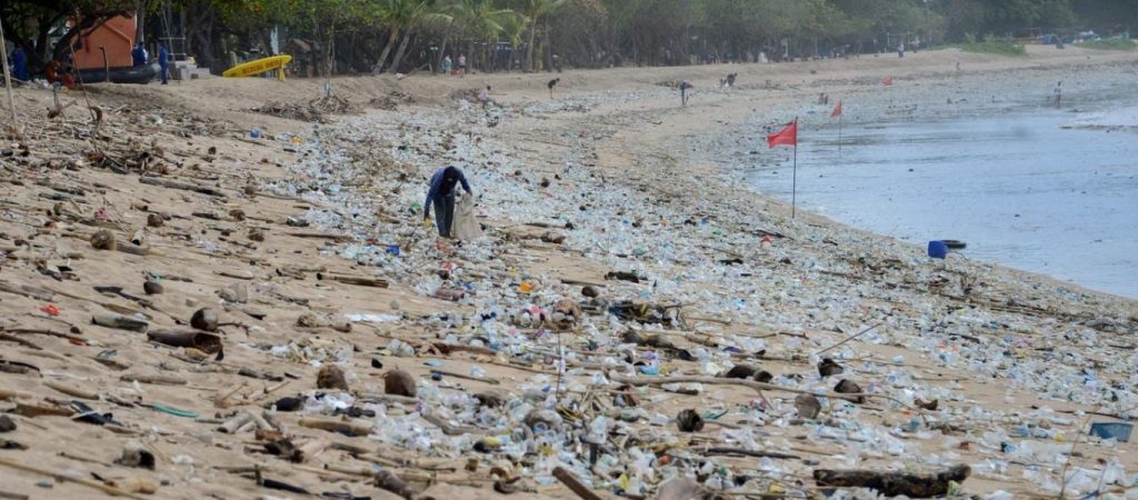 Τόνοι απορριμμάτων ξεβράστηκαν στη διάσημη παραλία Κούτα του Μπαλί