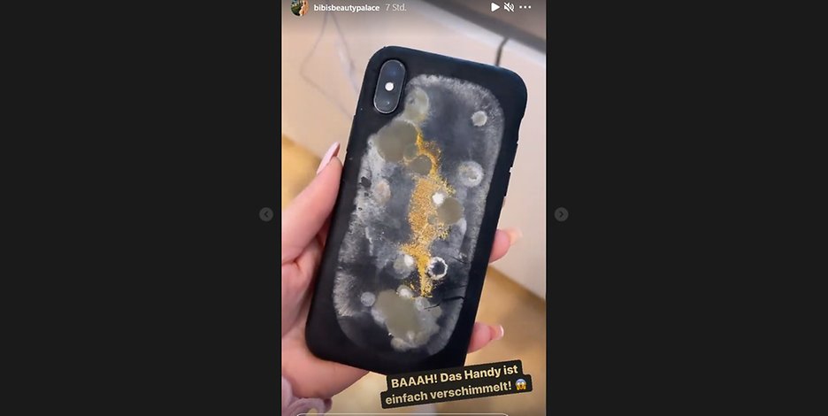 Influencer πούλησε την μουχλιασμένη θήκη του κινητού της ως «μοντέρνα τέχνη» – Έπιασε… 133.000 ευρώ! (φώτο)