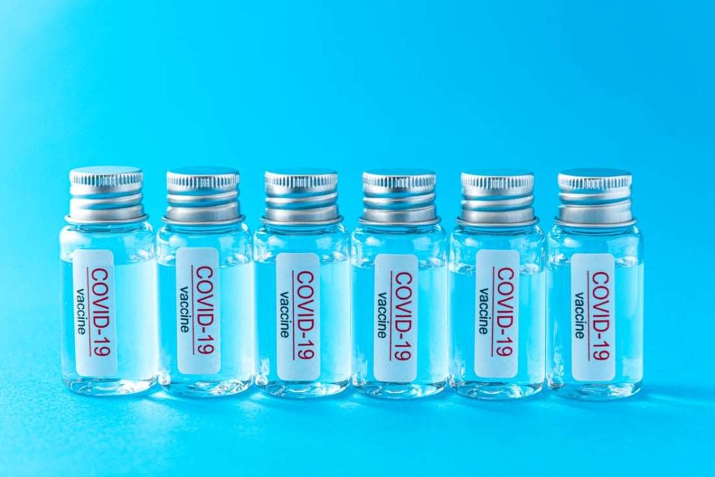 ΗΠΑ: Τα CDC έχουν χορηγήσει περισσότερες από 4,5 εκατ. δόσεις των εμβολίων των Pfizer και Moderna