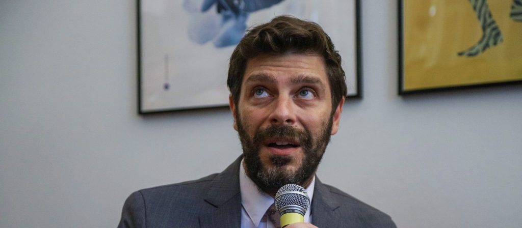 «Οταν θα φύγουν τα πουλιά θα πιούμε γάλα και θα συνεχίσουμε την ηδονή»: Ο Νίκος Γιατρομανωλάκης απαγγέλλει Εμπειρίκο