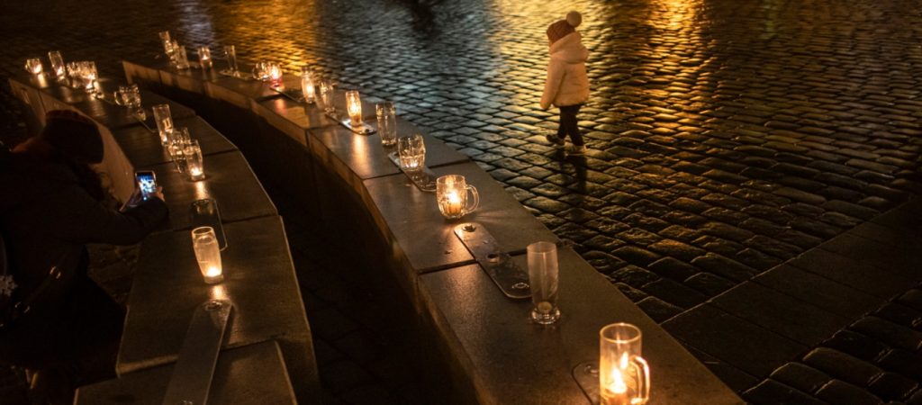 Διαφορετική διαμαρτυρία στην Πράγα – Τοποθέτησαν ποτήρια μπύρας στους δρόμους