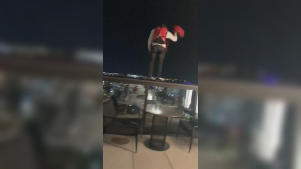 Πήδηξαν με αλεξίπτωτο από τον 25ο όροφο ξενοδοχείου! (βίντεο)
