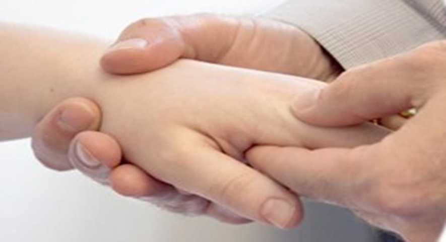 Ρευματοειδής αρθρίτιδα στα παιδιά: Συμπτώματα και παράγοντες που πυροδοτούν τη νόσο