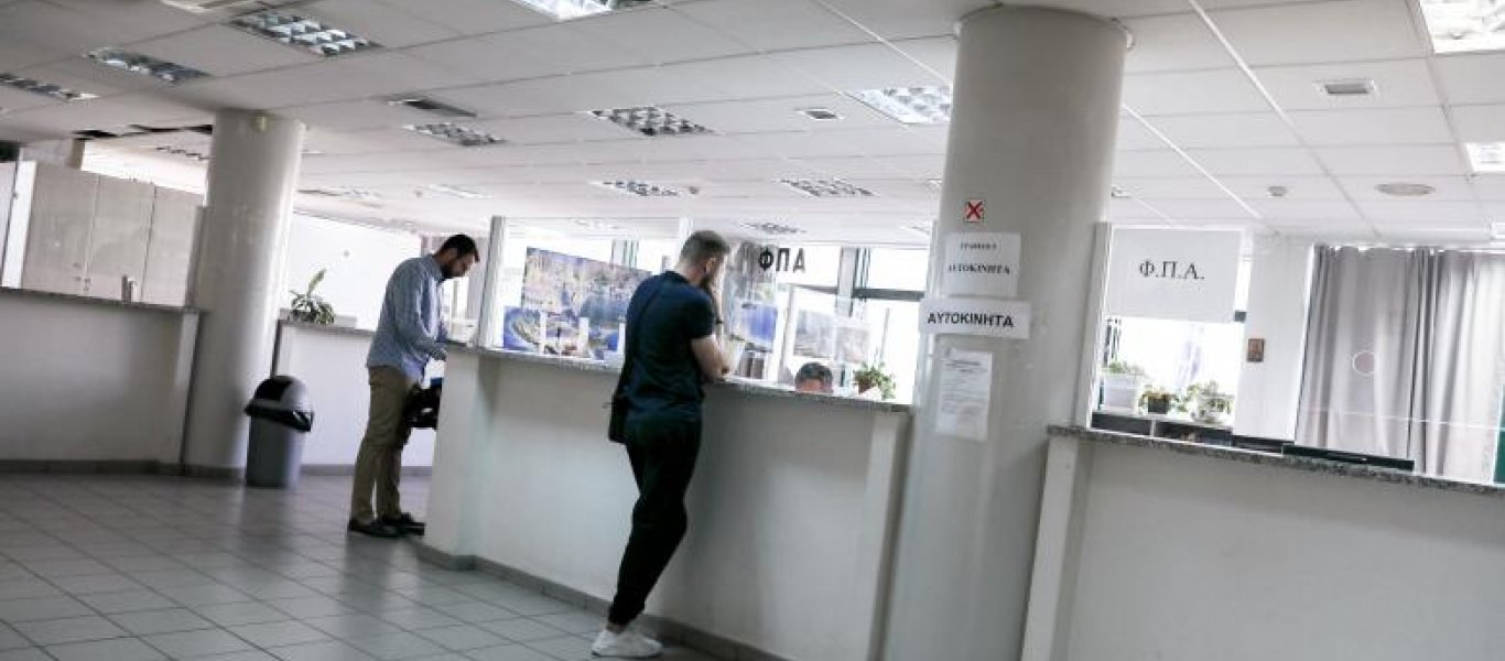 «Παρελθόν» οι πληρωμές με μετρητά στις εφορίες – Υποχρεωτικά με επιταγές ή κάρτες