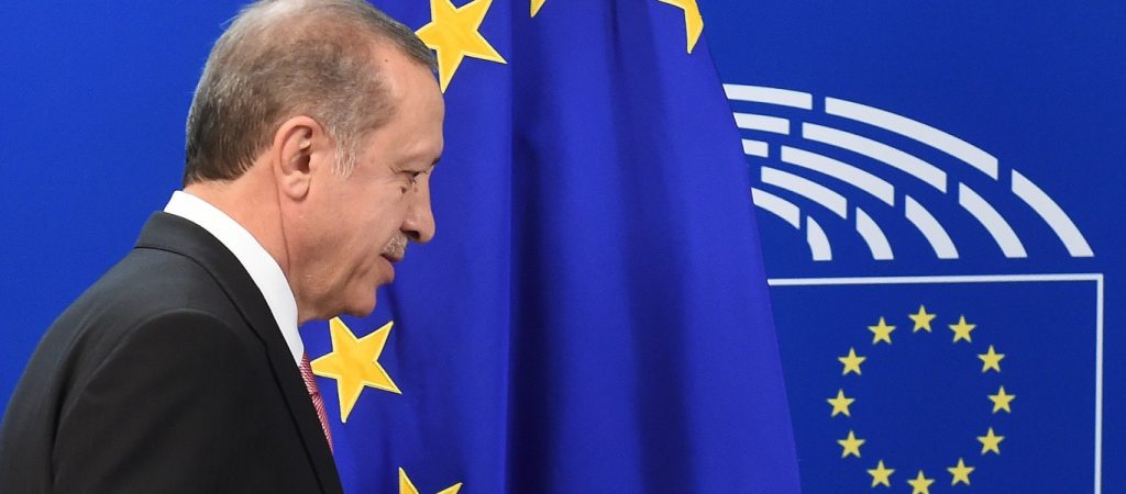 «Δώρο» Χριστουγέννων από την ΕΕ στον Ρ.Τ.Ερντογάν – Επεκτάθηκε η χρηματοδότηση προγραμμάτων για μετανάστες