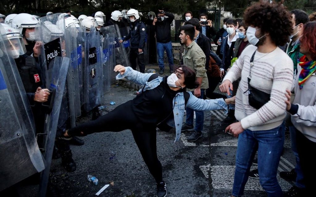 Καζάνι που «βράζει» η Τουρκία: Η αστυνομία έκανε έφοδο σε 24 σπίτια μετά τις διαδηλώσεις