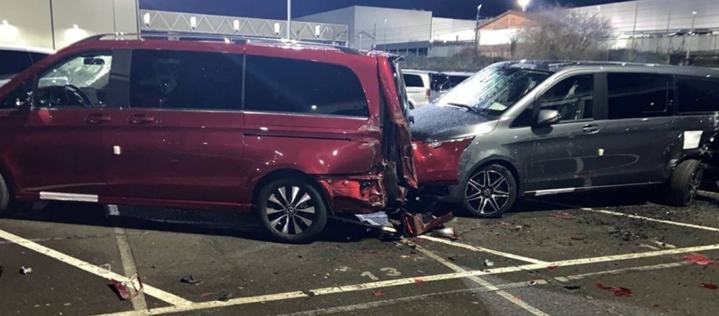 Εργαζόμενος απολύθηκε από την Mercedes και δημιούργησε «χάος» με κλεμμένο εκσκαφέα (φώτο)