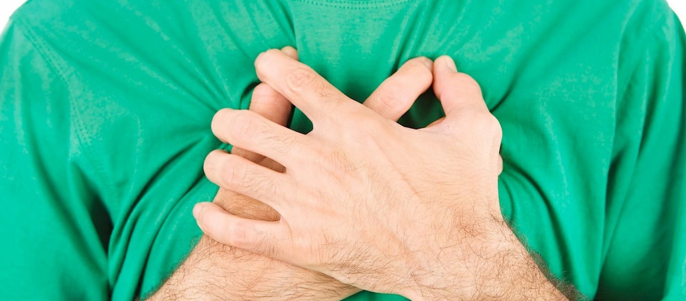 Πόνος στο στήθος κατά τη βαθιά εισπνοή: Τι μπορεί να σημαίνει για την υγεία σας