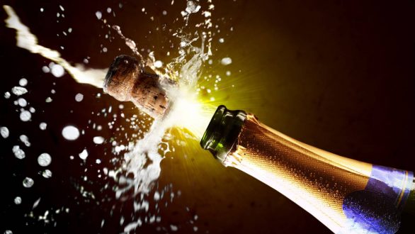 Βρετανία: Υπουργός συστήνει στους πολίτες να πνίξουν τις λύπες του 2020 σε ένα μπουκάλι ακριβής σαμπάνιας (φωτό)