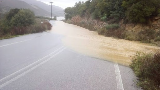 Από παρακαμπτήριες η κυκλοφορία στην επαρχιακή Τρικάλων λόγω υπερχείλισης του Πηνειού