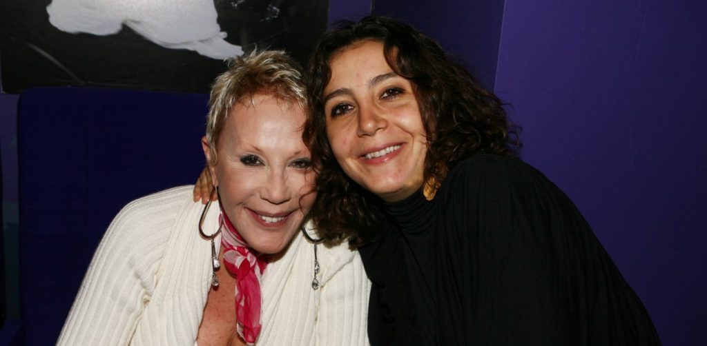 Σπάνιο «κλικ»: Η Ζωή Λάσκαρη στο μαιευτήριο – Ταΐζει με μπιμπερό τη Μαρία Ελένη Λυκουρέζου (φώτο)