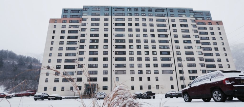 Αλάσκα: «H πόλη κάτω από μια στέγη» – 217 κάτοικοι ζουν μέσα στο ίδιο κτήριο