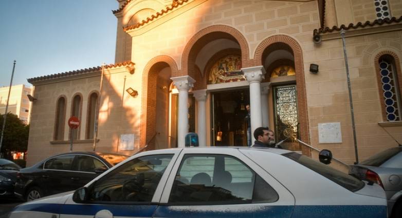 Πάτρα: Δυνάμεις ασφαλείας απομάκρυναν πιστούς από προαύλιο ναού – Τους πήγαν στο πεζοδρόμιο (βίντεο)