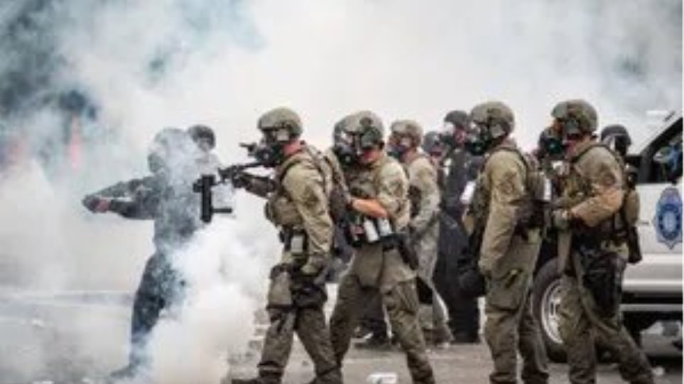 Επέμβαση των δυνάμεων ασφαλείας  στο Καπιτώλιο με δακρυγόνα για να αποχωρήσουν οι διαδηλωτές