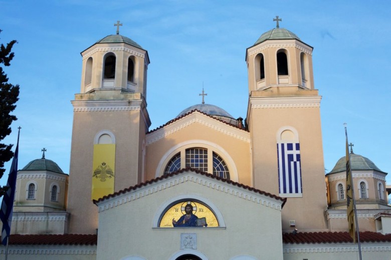 Θεοφάνεια: Κοσμοσυρροή στη Μητρόπολη Καλαμαριάς – Περιμένουν για αγιασμό και Θεία Κοινωνία (βίντεο)