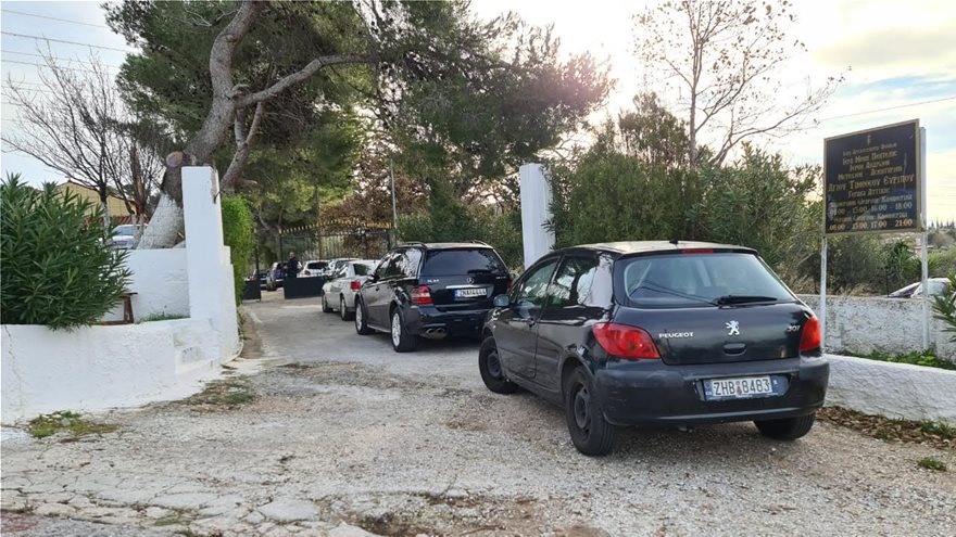 Πεντέλη: Με…πορτιέρη ο εορτασμός των Θεοφανίων (φωτό)