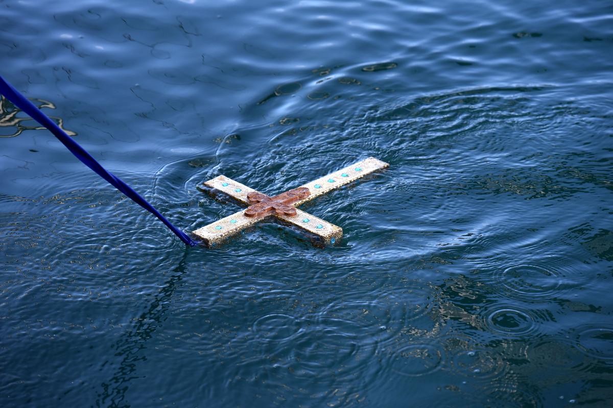 Εύβοια: Τραυματίστηκε σοβαρά 30χρονος που βούτηξε για τον Σταυρό στην Αμάρυνθο