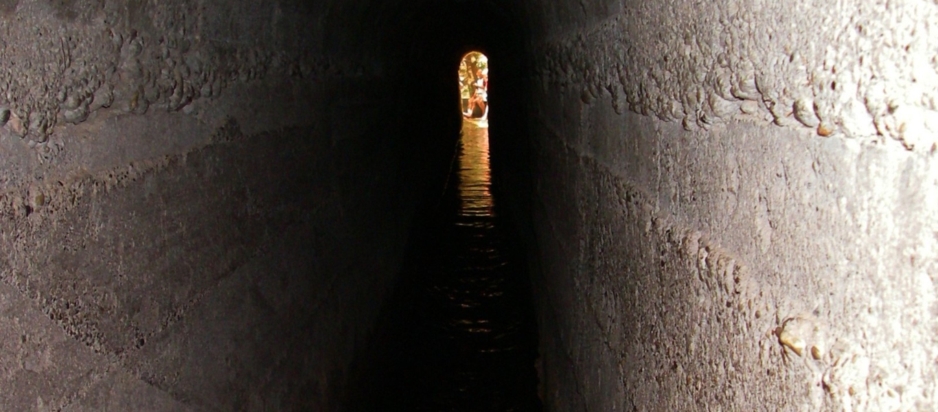 Επτά Πηγές: Τοπίο βγαλμένο από παραμύθι και το τούνελ που οδηγεί σε έναν μικρό… παράδεισο (βίντεο)