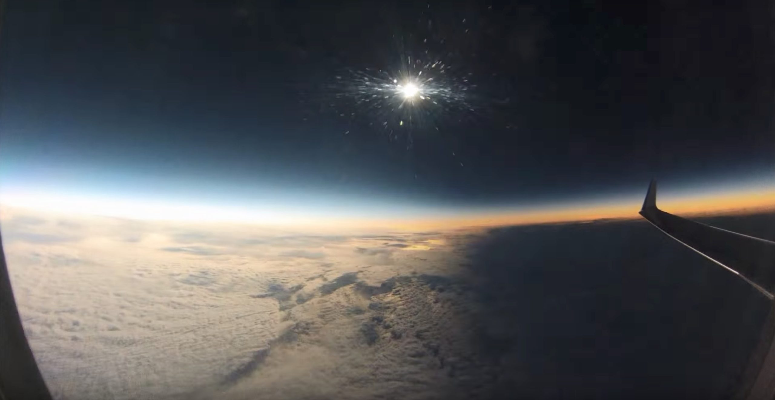 Πιλότος κατέγραψε ηλιακή έκλειψη με το αεροπλάνο του (βίντεο)