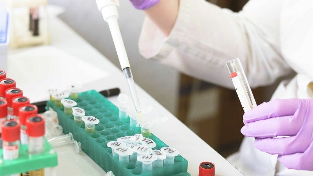 Βρετανοί επιστήμονες αναπτύσσουν το πρώτο εμβόλιο κατά του κορωνοϊού σε μορφή… επιθέματος