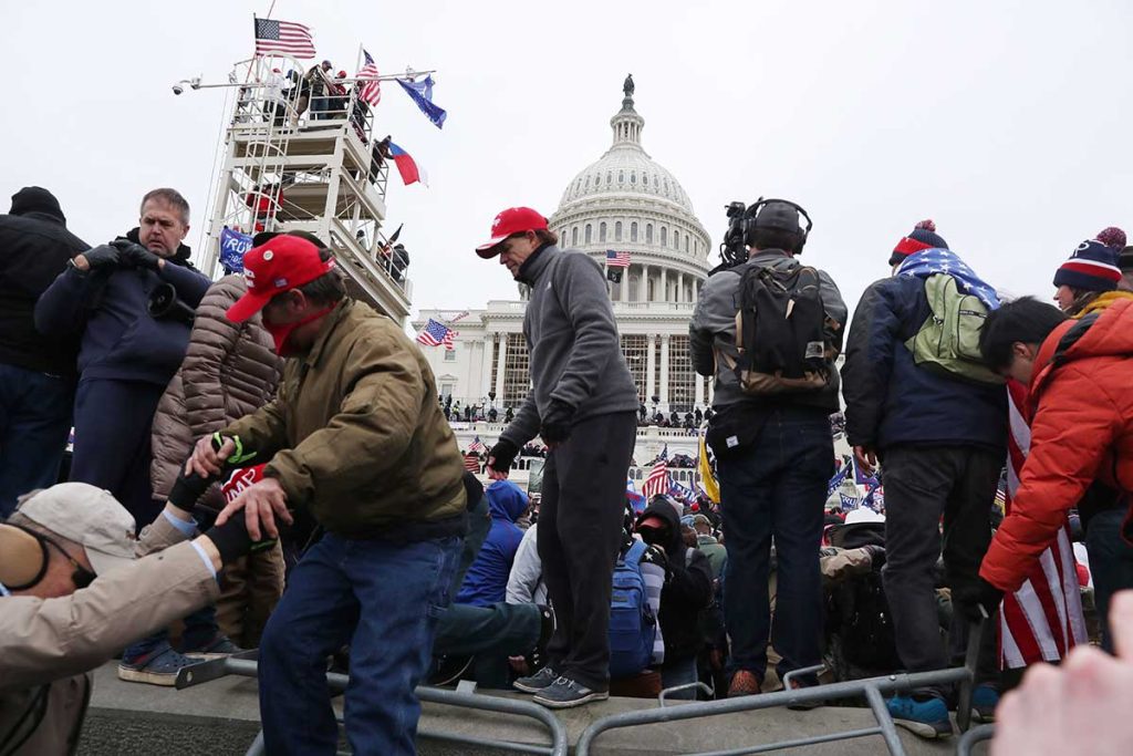 Παραλήρημα του επικεφαλής των Δημοκρατικών στη Γερουσία: Ζητά την… καθαίρεση του προέδρου των ΗΠΑ Ν.Τραμπ!