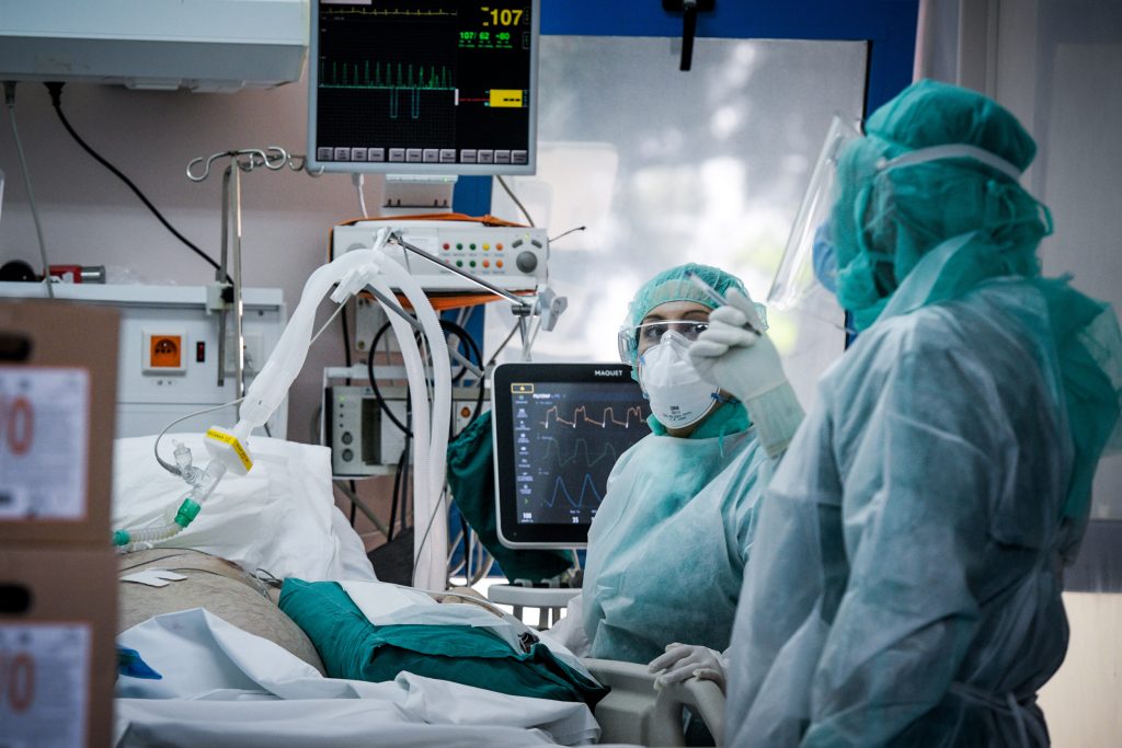 Λαμία: Διασωληνώθηκε 49χρονος γιατρός – Νοσηλεύονται με κορωνοϊό η σύζυγος και τα τέσσερα παιδιά τους