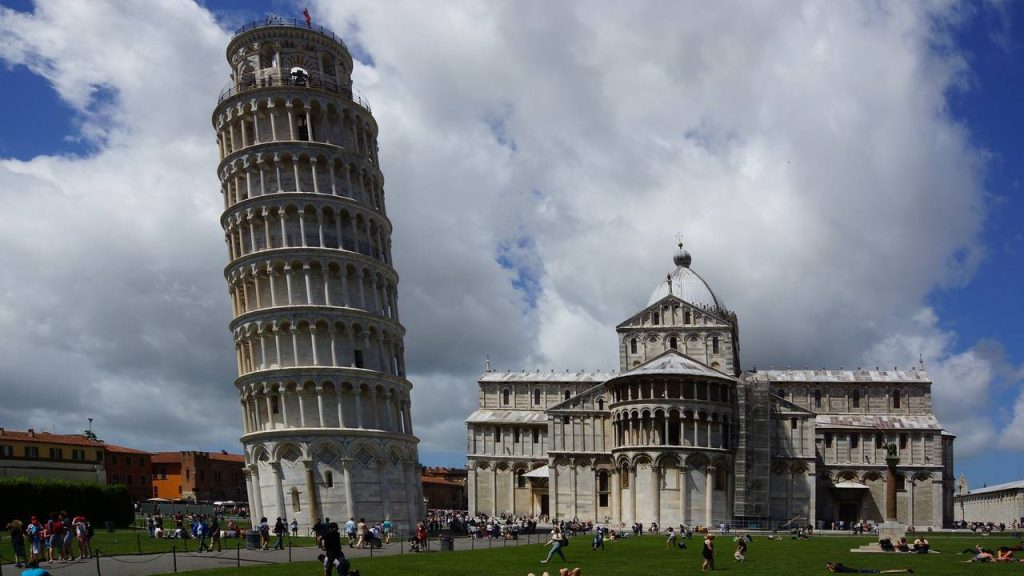 O διάσημος κεκλιμένος Πύργος της Πίζας και γιατί πήρε την κλίση