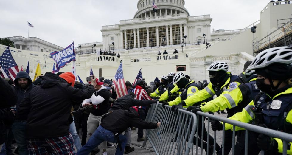 Εισβολή στο Καπιτώλιο: Στη δημοσιότητα δεκάδες φωτογραφίες με τα πρόσωπα των εισβολέων που αναζητούνται (φωτο)