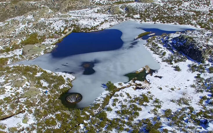 Ο πιο περίεργος καταρράκτης στον κόσμο – Ένα θέαμα που προκαλεί πολλά ερωτηματικά (βίντεο)