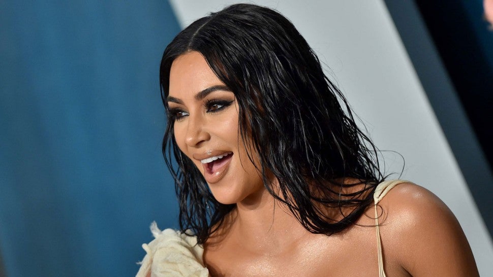 H Kim Kardashian ποζάρει στον καθρέφτη με τα εσώρουχά της και «ανάβει φωτιές» (φωτο)