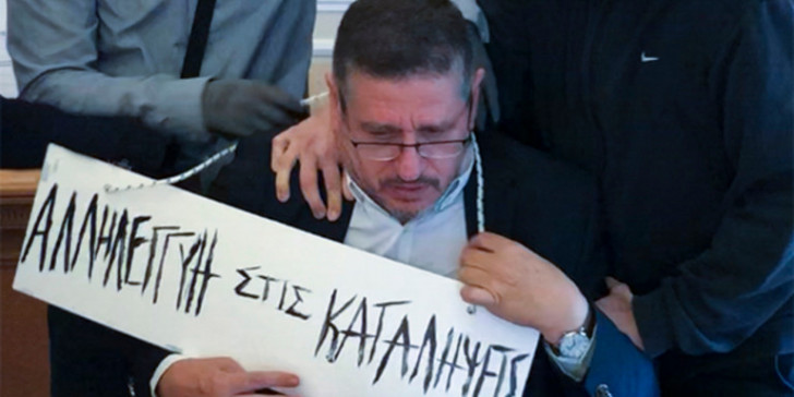 Ενώπιον του ανακριτή οι 8 που επιτέθηκαν στον πρύτανη του Οικονομικού Πανεπιστημίου