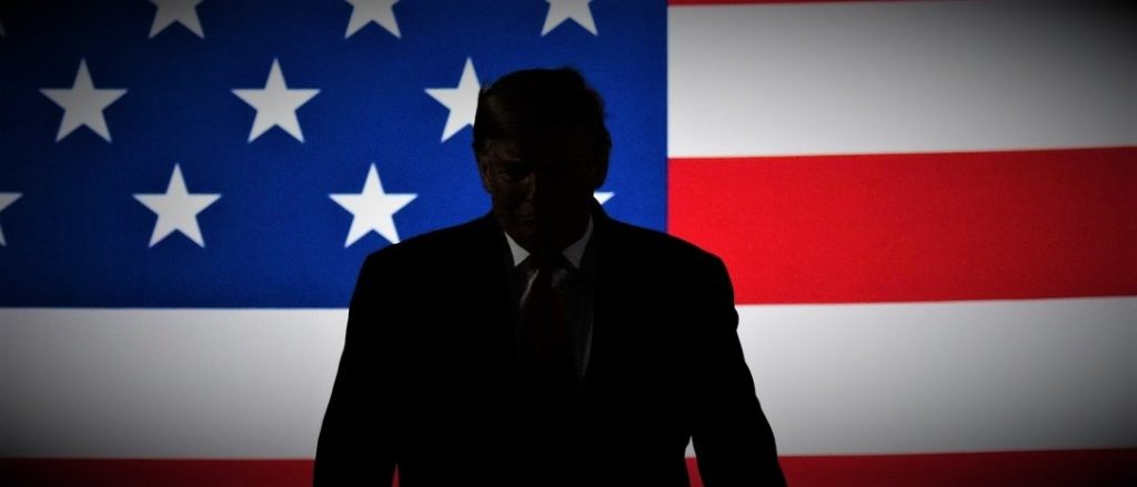 Μυστήριο λίγο πριν την άλωση του Καπιτώλιου: Ο κόκκινος φάκελος που επιδείκνυε με νόημα ο Αμερικανός πρόεδρος Ν.Τραμπ