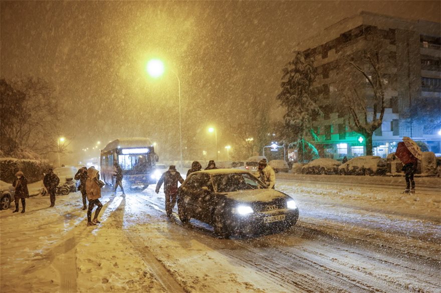Μαδρίτη: Στρατιωτική επιχείρηση για τον απεγκλωβισμό οδηγών εξαιτίας της κακοκαιρίας «Φιλομένα» (βίντεο)