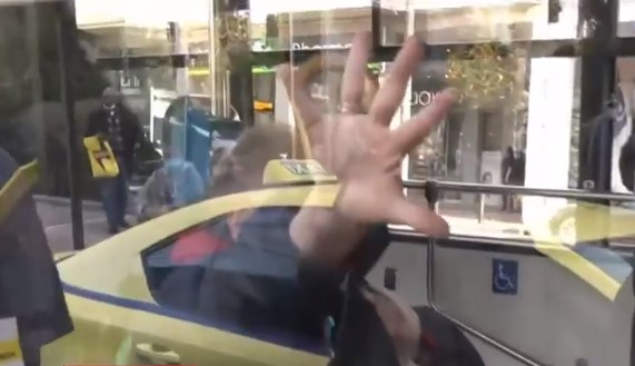 Ηλικιωμένη γυναίκα μούντζωσε την κάμερα που την τράβαγε με κατεβασμένη μάσκα