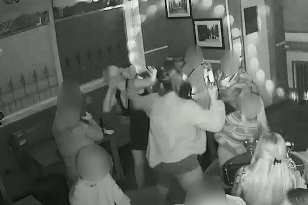 Λίβερπουλ: Στη φυλακή δύο μαμάδες που πιάστηκαν στα χέρια σε παμπ (βίντεο)