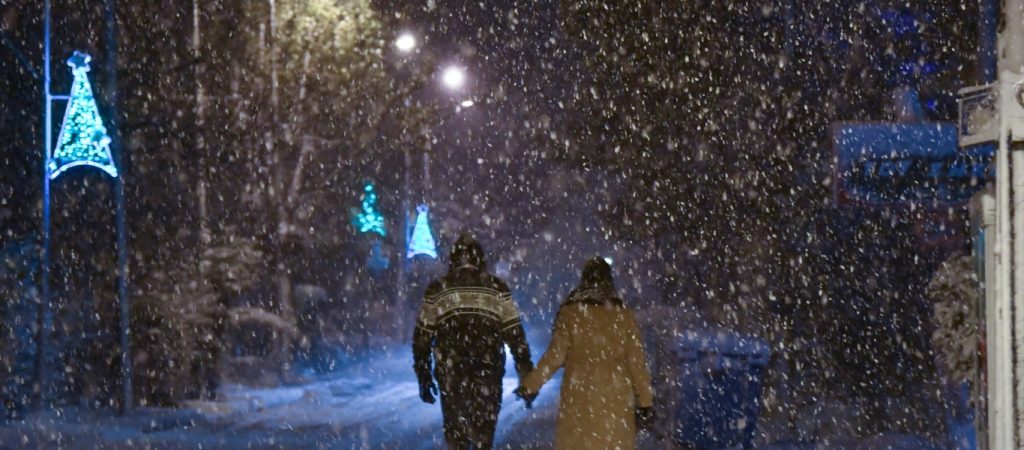 Ισπανία: Άνδρας κάνει βόλτες στην Μαδρίτη με έλκηθρο που σέρνουν σκυλιά (βίντεο)