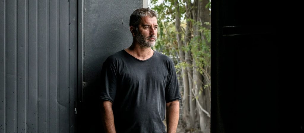 Β.Μπισμπίκης: «Ένας ηθοποιός που ασχολείται σοβαρά με την Τέχνη δεν περιμένει αναγνώριση από την τηλεόραση»