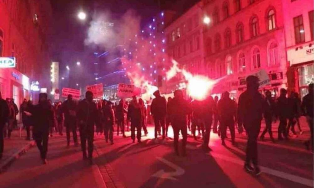 Γυαλιά – καρφιά η Κοπεγχάγη: Συλλήψεις και επεισόδια σε διαδηλώσεις κατά των περιοριστικών μέτρων (βίντεο)