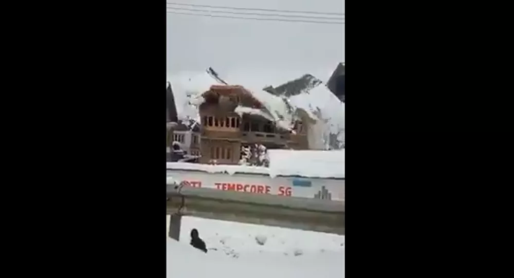 Κτίριο καταρρέει σαν… χάρτινος πύργος λόγω του χιονιού (βίντεο)