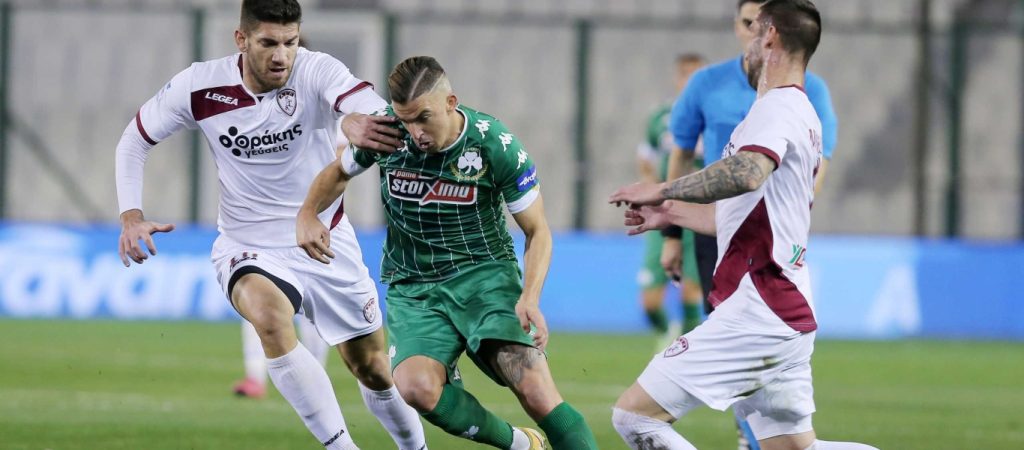 Ο Παναθηναϊκός των πολλών απουσιών κέρδισε 2-0 τη Λάρισα και ανεβαίνει