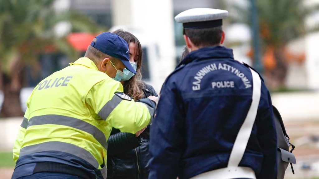 Αστυνομικοί επέβαλαν πρόστιμο σε νοσηλεύτρια κλινικής Covid την ώρα που γύριζε από την βάρδια της
