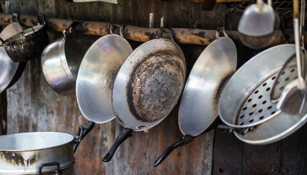 Με αυτό το υλικό που όλοι έχουμε σπίτι μας εξαφανίζεται η σκουριά από τα σκεύη!